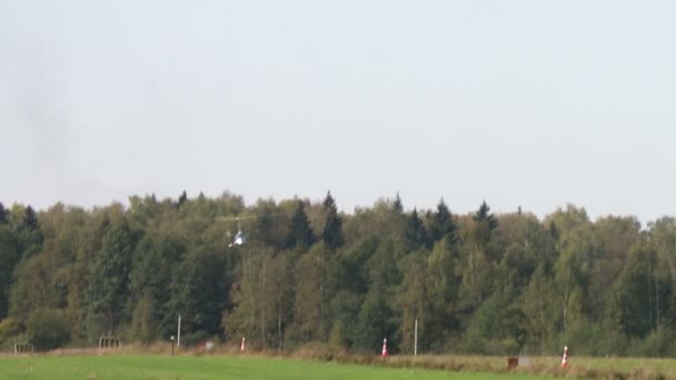 Vliegveld. Weergave van helikopter landt op baan — Stockvideo