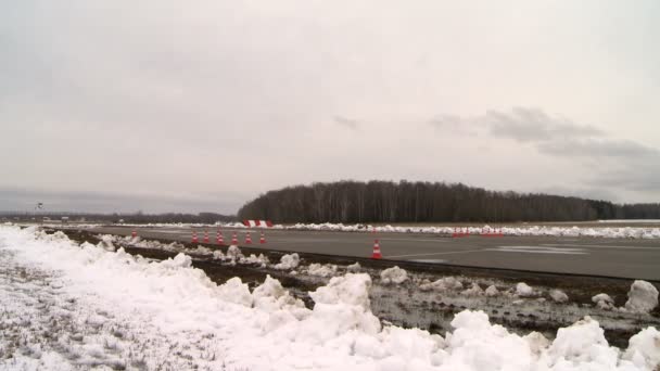 Flugzeug landet auf Landebahn. — Stockvideo