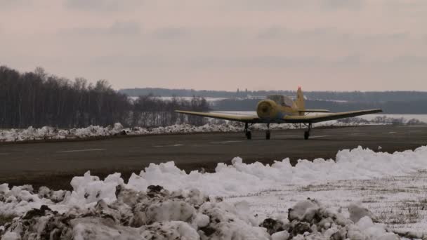 Flugzeug bewegt sich auf Landebahn. — Stockvideo