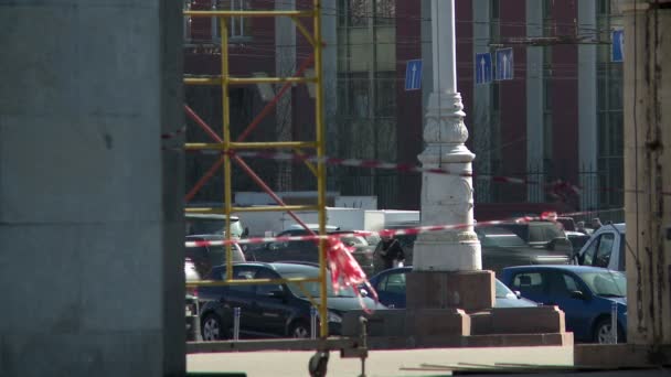 Vista de la cinta de esgrima revolotea en el viento en el centro de la ciudad — Vídeo de stock