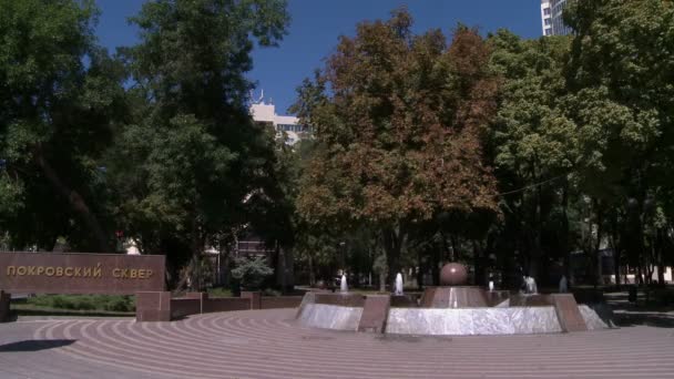 炎热的夏天一天在公园的喷泉 — 图库视频影像