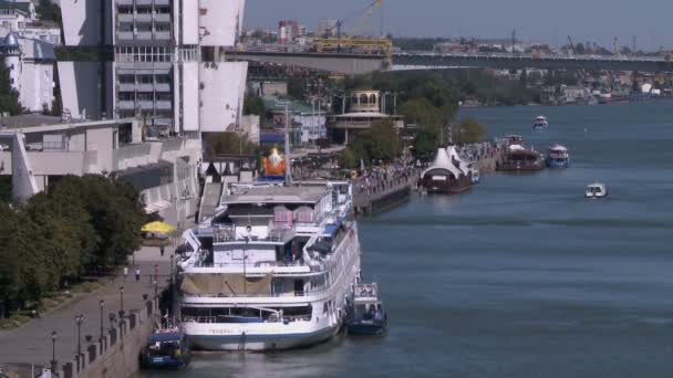 Vista del barco amarrado en el paseo marítimo de la ciudad — Vídeos de Stock