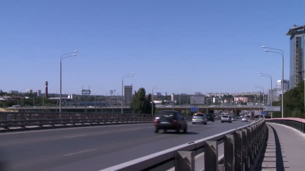 Vista del tráfico pesado en el centro de la ciudad — Vídeo de stock