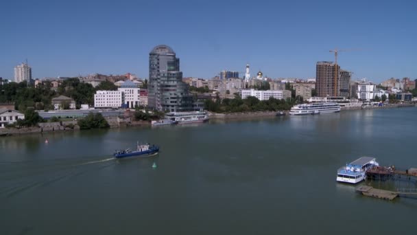 Vista del río navegable en la ciudad en un clima soleado — Vídeos de Stock