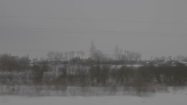 Vista del campo nevado junto al ferrocarril — Vídeos de Stock