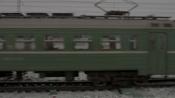 Движущийся поезд на вокзале — стоковое видео