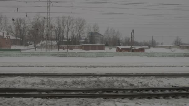 Vista de los rieles desde la ventana del tren — Vídeos de Stock