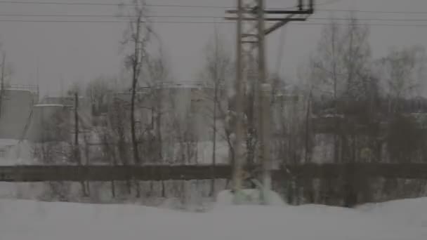 Вид из окна поезда, проходящего по поселку — стоковое видео