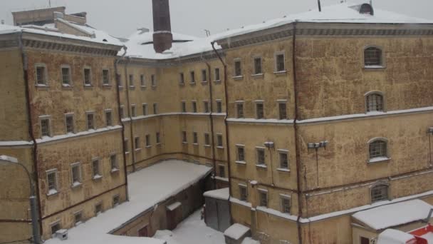Stare Więzienie podwórku budynku — Wideo stockowe