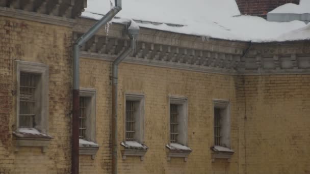 查看旧监狱建筑冬季采暖 — 图库视频影像