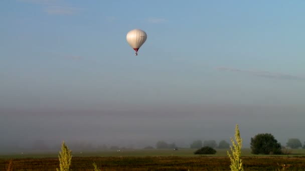 Vue de l'atterrissage en montgolfière sur le terrain — Video