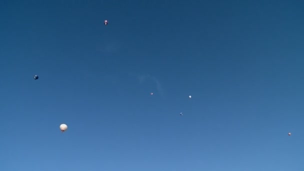 맑고 푸른 하늘에 뜨거운 공기 풍선의 보기 — 비디오