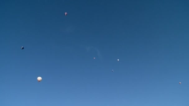 Vista de globos de aire caliente en el cielo azul claro — Vídeos de Stock