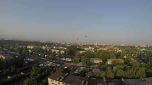 Ovanifrån av varmluftsballonger och staden på sommaren — Stockvideo