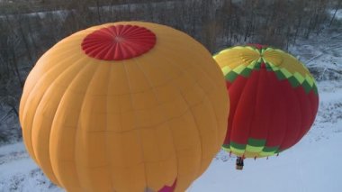 Kışın uçan balonlar.