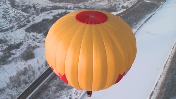 Létající balóny v zimě. — Stock video