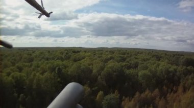 Gökyüzünde askeri helikopter