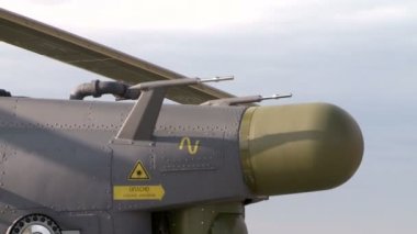 Askeri helikopter görünümünü sitede duruyor