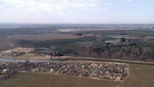 Demonstratie prestaties van militaire helikopters — Stockvideo