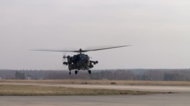 Vista de helicópteros aterrizando en tierra — Vídeos de Stock