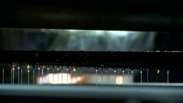 Vue des gouttelettes de colle tombant sur des panneaux de particules — Video