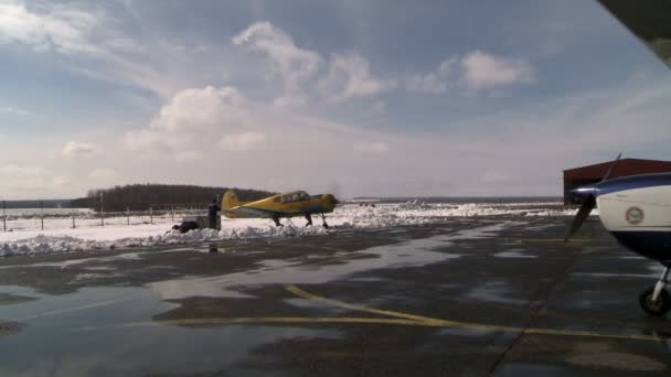 Flugzeug bewegt sich auf Landebahn. — Stockvideo