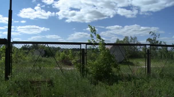 Viento soplando en área abandonada — Vídeo de stock