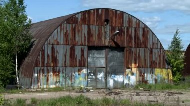 Terk edilmiş metal hangar