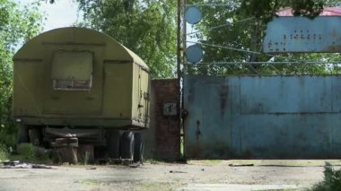 Yaz günü, eski paslı römork