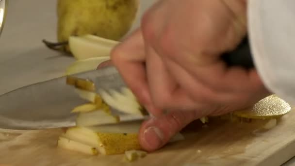 Skärning av päron på en bordsvideo — Stockvideo
