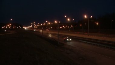 Akşam şehir otoyolu trafiği manzarası