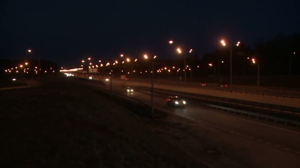 Vista de una ciudad nocturna tráfico por carretera — Vídeos de Stock