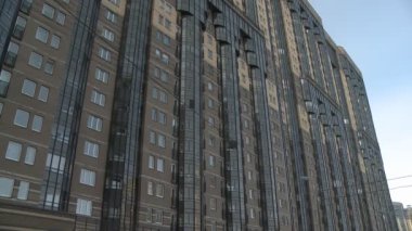 Muhteşem çok katlı bina cephesinin videosu.