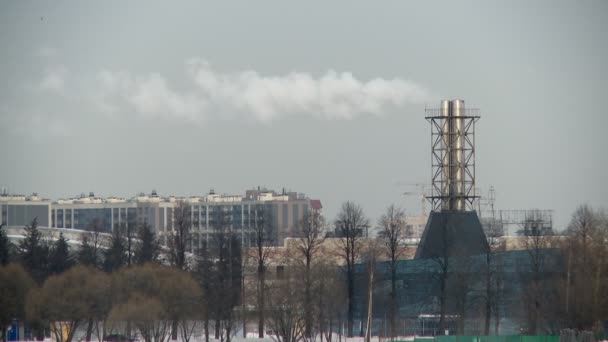 Paysage d'hiver industriel tourné avec de la fumée — Video