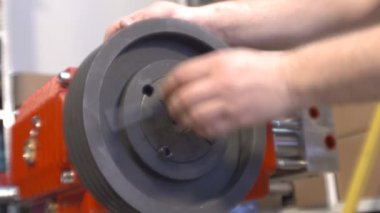 Metal atölye videosundaki makine