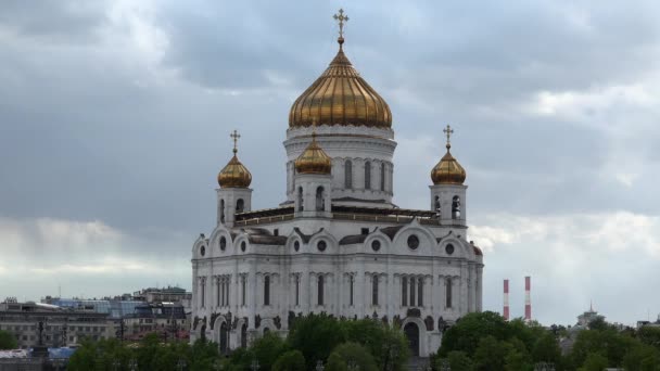 Antigua iglesia ortodoxa rusa con cúpulas de oro en la ciudad — Vídeos de Stock