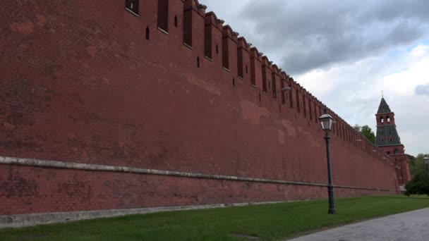 Κόκκινο τούβλο τοίχο της παλαιωμένης οχύρωσης κάτω από συννεφιασμένο ουρανό — Αρχείο Βίντεο