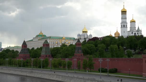 흐린 날 제방이 있는 크렘린 복합 건물의 외곽 — 비디오