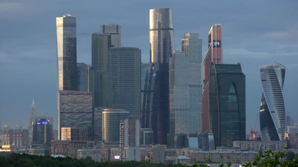 Rascacielos futuristas en el centro de la ciudad de Moscú Video de stock