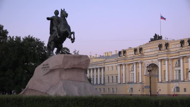 Старый памятник русскому императору на площади — стоковое видео