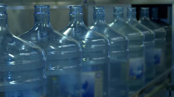 Botellas de agua más frías en fila en el transportador de fábrica Videoclip