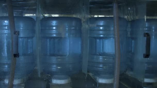 Processo de recarga de garrafas de refrigerador de água — Vídeo de Stock