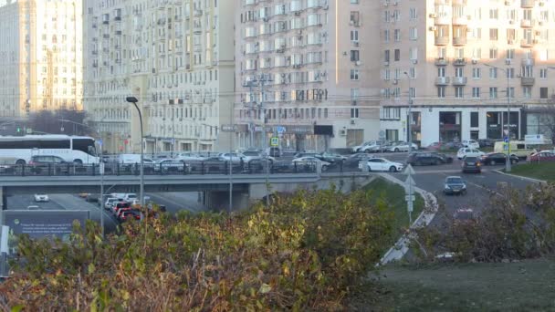 Tráfico en el puente en el centro de la ciudad vista Video de stock libre de derechos