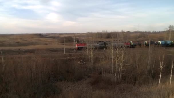 Voe sobre a floresta de primavera perto do trem de carga — Vídeo de Stock