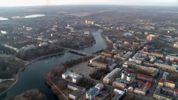 Vídeo aéreo de una ciudad y un río — Vídeos de Stock