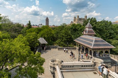 New York, ABD, 16 Ağustos 2024. Central Park 'ın ünlü bir simgesi olan Belvedere Kalesi' nin gözlem güvertesinden görüntü.