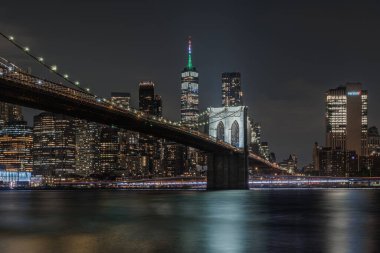 Brooklyn Köprüsü 'nün arka planında belirgin Manhattan Skyline, New York City, ABD