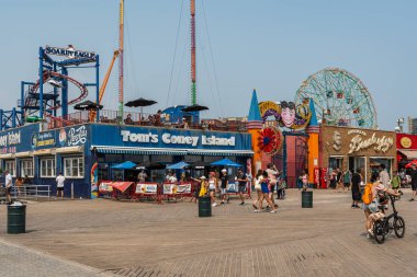 New York, Brooklyn, ABD, 17 Ağustos 2024. Coney Adası rıhtım geçidi, eğlence parkları, restoranları ve plajları olan ünlü bir yer.