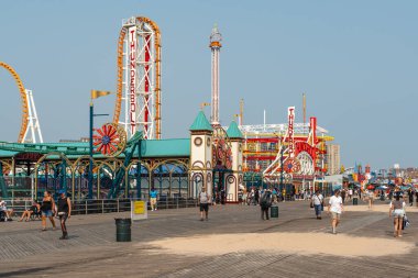 New York, Brooklyn, ABD, 17 Ağustos 2024. Coney Adası rıhtım geçidi, eğlence parkları, restoranları ve plajları olan ünlü bir yer.