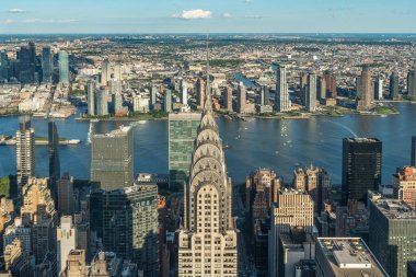 New York City, ABD, 21 Ağustos 2024. Chrysler Binası ve Manhattan manzaralı şehir manzarası Zirve Bir Vanderbilt gözlem güvertesinden